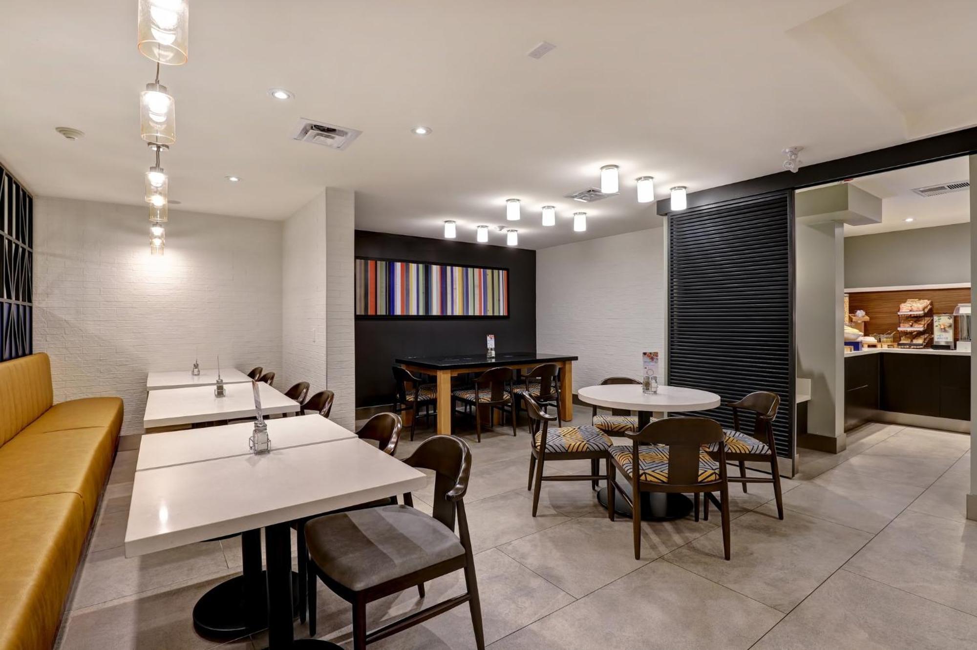 惠特比奥沙瓦智选假日酒店 外观 照片